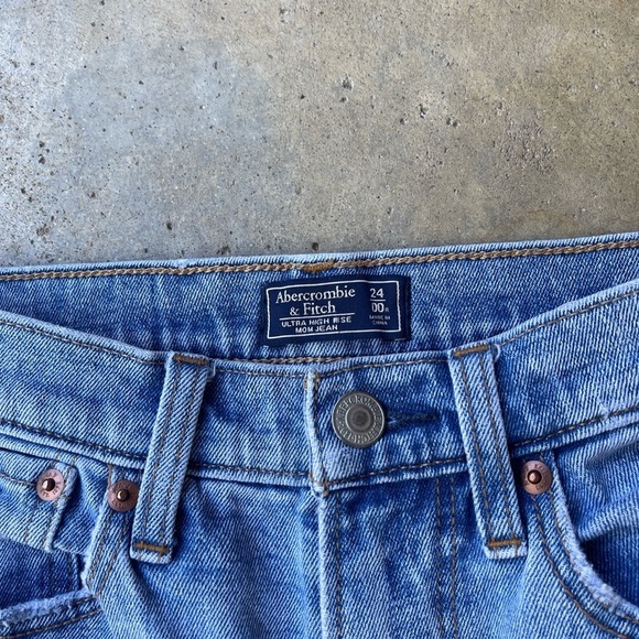 Abercrombie & Fitch Ultra High Rise Mom Jeans - Picture 3 of 4